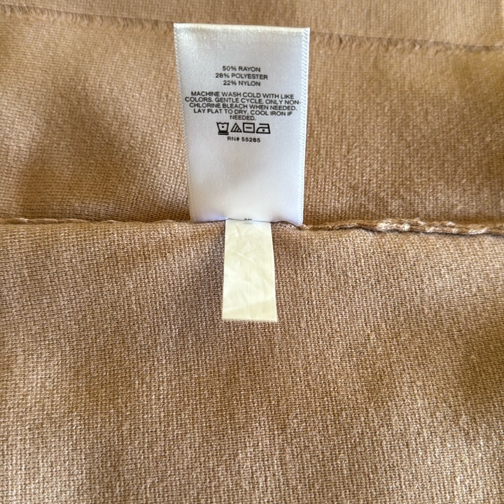 NWT express top. Size M - Picture 3 of 3
